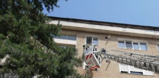 Copil de 2 ani, rămas încuiat în casă, salvat de pompieri