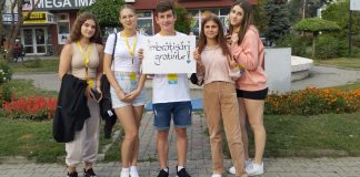 Îmbrățișări gratuite, pentru un zâmbet, în centrul Focșaniului