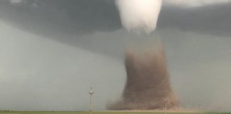 Alertă: o tornadă ar putea ”mătura” România