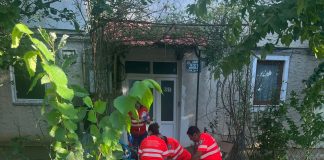 Adjud: un bărbat a căzut pe stradă, fără suflare