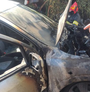 O mașină a luat foc in Focșani