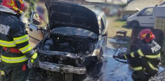 Autoturism mistuit de flăcări în curtea unei gospodării din comuna Milcovul