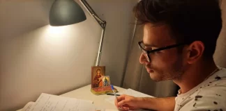 E singurul din familia lui care a mers la școală. A rămas repetent în clasa I. A luptat și a luat BAC-ul cu 9.01