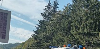 Două autoturisme implicate într-un accident la Lepșa. Două persoane sunt rănite