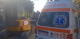 Accident de muncă pe strada Mare a Unirii. Un muncitor a fost lovit de excavator