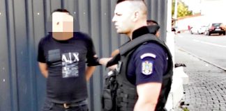 FOTO VIDEO Un bărbat care alerga oamenii pe stradă cu un cuțit, prins de jandarmi. Un alt bărbat a fost încătușat