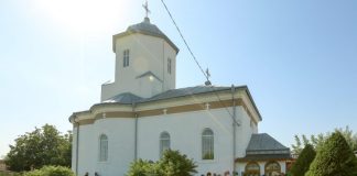 FOTO Biserica din Vadu Roșca, sfințită după lucrările de restaurare