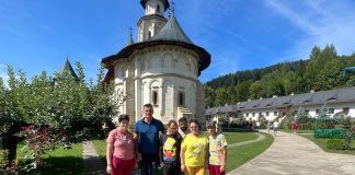 Tinerii de la Centrul „Sfânta Maria” din Golești au fost în excursie în nordul Moldovei