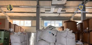 28 de persoane reținute în dosarul vizând o grupare care comercializa dispozitive de vapat şi dulciuri cu efecte psihoactive. Un polițist, printre reținuți / Recoltă bogată în urma perchezițiilor