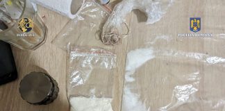 De teama polițiștilor, un tânăr a înghițit un pliculeț cu cocaină și a murit