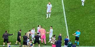 ULTIMA ORĂ Fotbaliștii din Kosovo au ieșit de pe teren, nemulțumiți de scandările ultrașilor români