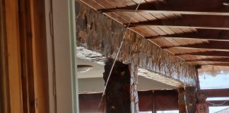 FOTO Spargere într-o casă din Popești, azi dimineață. Suspecții au fugit când și-au dat seama că era un copil în casă