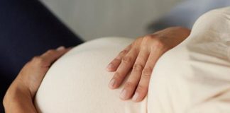 O afacere care a explodat în România: mame surogat. Tinerele sunt racolate la vedere