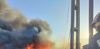 FOTO-VIDEO Nouă ore au acționat pompierii pentru stingerea incendiului izbucnit la depozitul de deșeuri plastice din comuna Slobozia Ciorăști