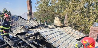 O gospodărie din comuna Câmpuri a luat foc. Proprietara a făcut atac de panică