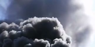 VIDEO-FOTO Fumul negru și gros de la incendiul din comuna Slobozia Ciorăști se vede pe o rază de câțiva kilometri