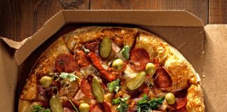 Românii au comandat online 320.000 de pizza și 327.000 de șaorme, vara asta