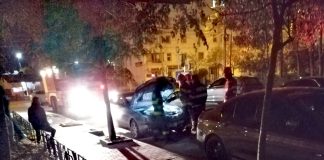 Pompierii sting o mașină pe o stradă din Focșani