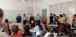 Campanie a polițiștilor vrânceni: ”Fără obiecte periculoase în școli!”