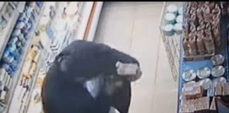 VIDEO Îi era foame, a intrat în magazin și a băgat niște conserve pe sub geacă