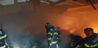VIDEO Un depozit de furaje din Suraia s-a făcut scrum, azi noapte