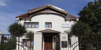 FOTO Sediul Proteoieriei II Focșani, sfințit după reamenajare. Mai mulți preoți pensionari au primit icoane și flori