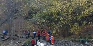 VIDEO Bărbat rănit în Cheile Tișiței, transportat la ambulanță de jandarmi montani și salvamontiști