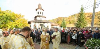 FOTO Veșmântul sfințeniei pentru biserica din Șindrilari