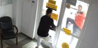 VIDEO Imagini de la scandalul din Piața Moldovei: un bărbat se închide în casa de schimb valutar, iar alții sparg un geam