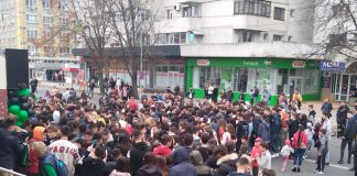 FOTO Sute de oameni la noua shaormerie deschisă în Focșani. Dorian Popa, înconjurat de fani
