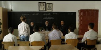 Filmul ”21 de rubini”, la Casa de Cultură din Odobești. Regizorul filmului este un preot originar din Adjud