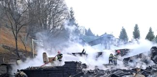 Incendiul de la Lepșa: pompierii s-au luptat cu flăcările, azi noapte, timp de aproape 7 ore
