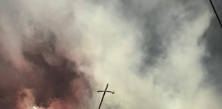 FOTO O gospodărie din Tulnici a luat foc, azi noapte