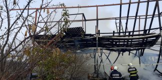 ULTIMA ORĂ Incendiu la Petrești, la o hală de depozitare