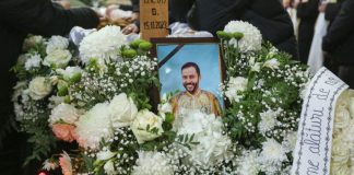 FOTO Preotul Cristi Daniel Ilie, condus pe ultimul drum de o mulțime de oameni. Arhiepiscopul Ciprian a oficiat slujba de înmormântare