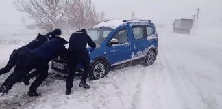 VIDEO Jandarmii vrânceni au ajutat un șofer care ajunsese cu mașina în șanț