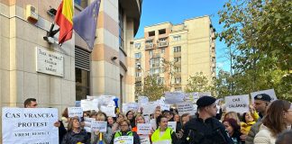 VIDEO-FOTO Angajați de la Casa de Asigurări de Sănătate Vrancea, prezenți la protestul din fața CNAS