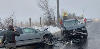 FOTO Două mașini s-au ciocnit la Beciu. Carosabilul, umed și alunecos