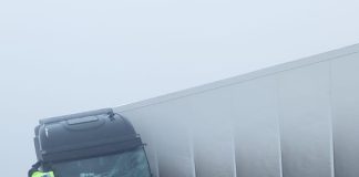 Un șofer de 21 de ani a intrat cu mașina în două tiruri și a murit. Traficul este blocat pe E85