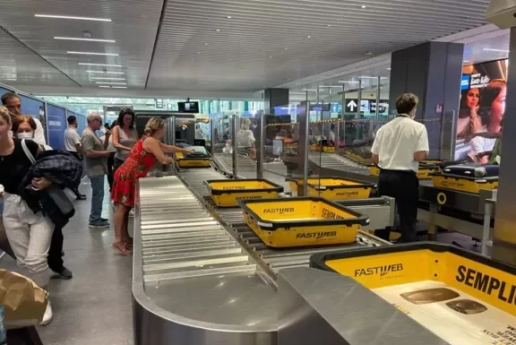 Eurodeputații, în sprijinul celor care călătoresc cu avionul: rambursare rapidă de despăgubirilor, bagaj de mână suplimentar în avion