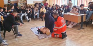 FOTO Lecții de prim ajutor pentru elevii din Odobești