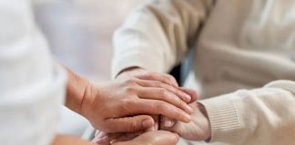Sărbători fericite (și) pentru bătrânii singuri din centrele sociale / Adoptă un bunic!