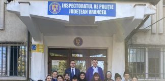 VIDEO Polițiștii vrânceni, colindați de copiii din Nereju