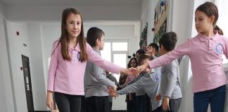 VIDEO-FOTO Cea mai lungă ”Culegere de cuvinte frumoase”, realizată de elevii Școlii ”Anghel Saligny”