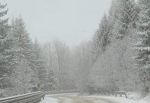 Atenție, șoferi! Zăpadă pe multe tronsoane de drum din Vrancea