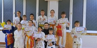 Moș Crăciun a venit cu medalii și cadouri pentru micii judoka din Adjud