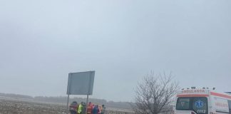 FOTO O mașină s-a răsturnat pe câmp