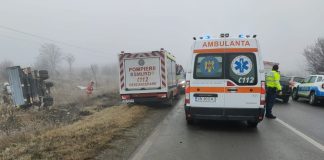 Două femei rănite, după ce mașinile în care se aflau au ajuns în decor
