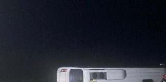 O femeie a murit după ce autobuzul în care se afla s-a răsturnat în afara drumului