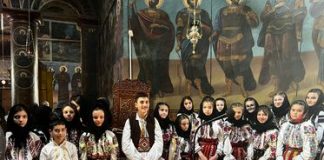 FOTO Primăriile Dumitrești și Vintileasca, colindate de elevi de la Școala ”Regina Maria” Vintileasca și de la Liceul Dumitrești